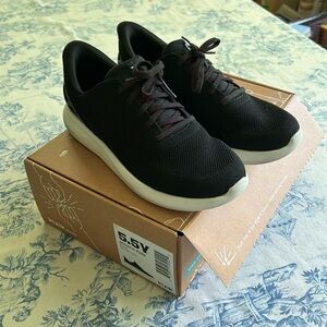 Kizik, size Y5.5 (women 7), black, slip in/hands-free shoes